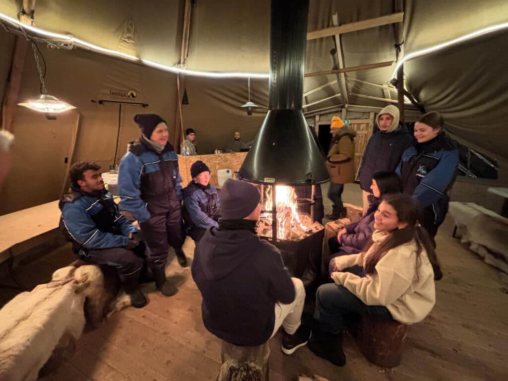 Sourire Ensemble séjour en Laponie repas feu de bois
